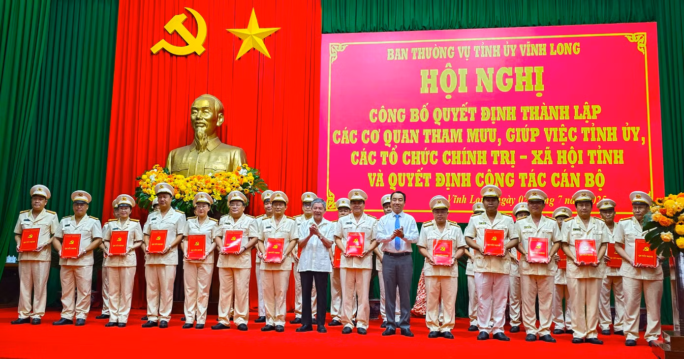 Lãnh đạo tỉnh Vĩnh Long trao quyết định cho Đảng bộ Công an tỉnh. Ảnh: CK Lãnh đạo tỉnh Vĩnh Long trao quyết định cho Đảng bộ Công an tỉnh. Ảnh: CK