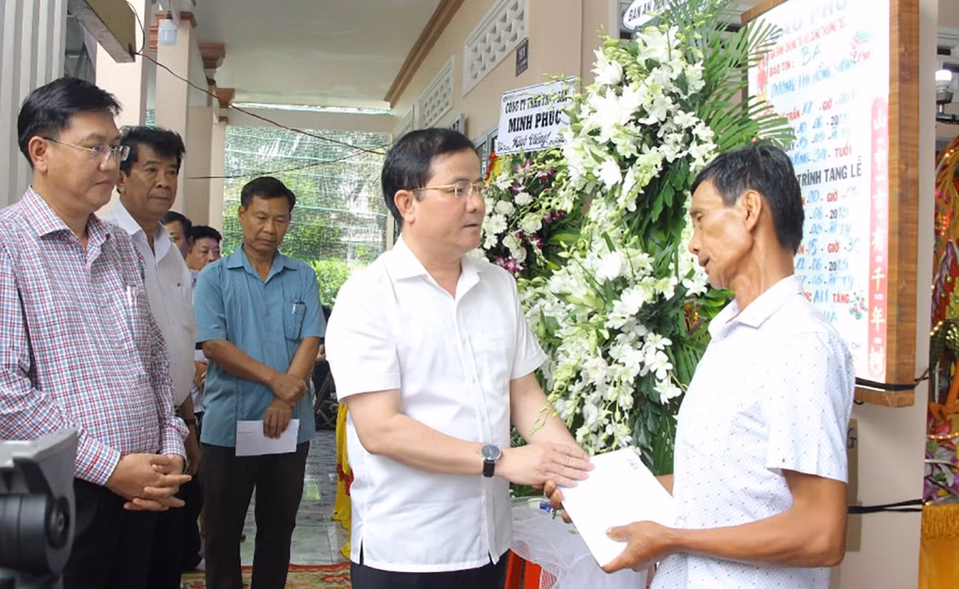 Chủ tịch UBND tỉnh Hậu Giang - ông Trần Văn Huyến trao hỗ trợ gia đình nạn nhân vụ tai nạn.