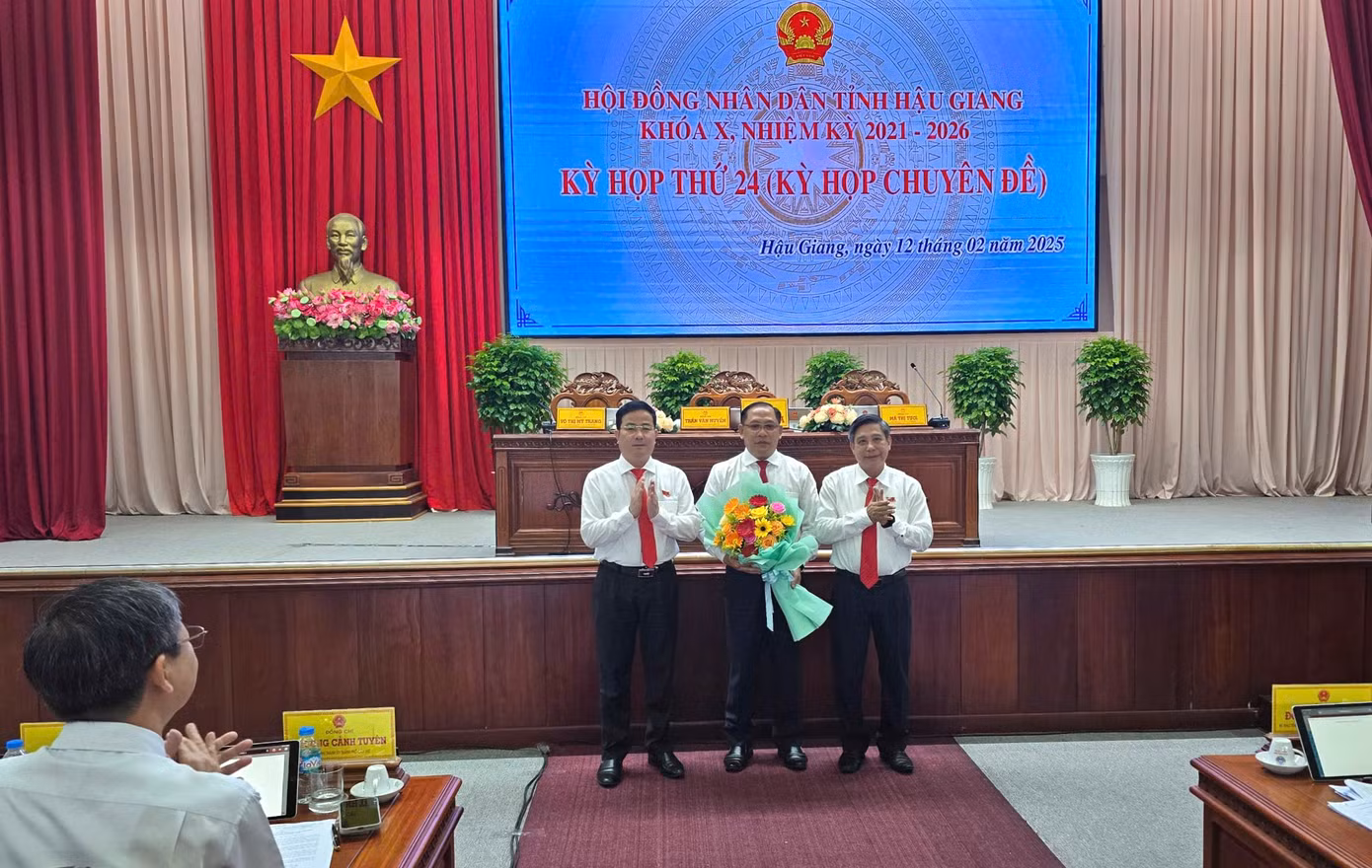 Lãnh đạo tỉnh Hậu Giang chúc mừng tân Phó Chủ tịch UBND tỉnh - Trần Chí Hùng. Ảnh: CK