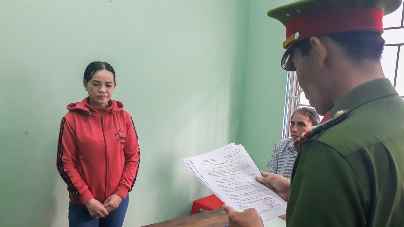 Công an tống đạt quyết định đối với Huỳnh Kim Thanh. Công an tống đạt quyết định đối với Huỳnh Kim Thanh.