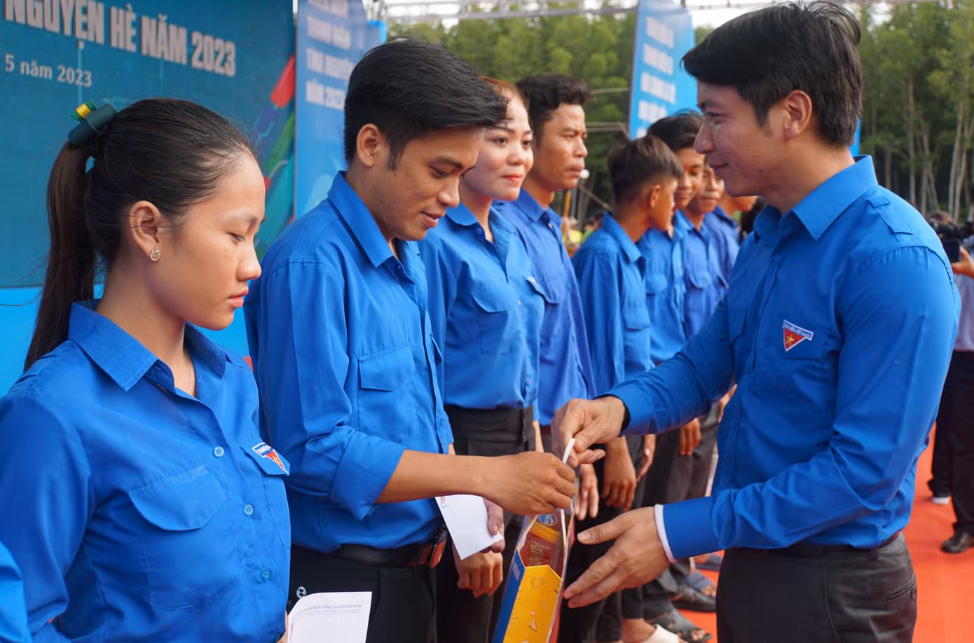Bí thư Thường trực T.Ư Đoàn, Chủ tịch Trung ương Hội LHTN Việt Nam Nguyễn Ngọc Lương tặng quà cho đoàn viên thanh niên địa phương.