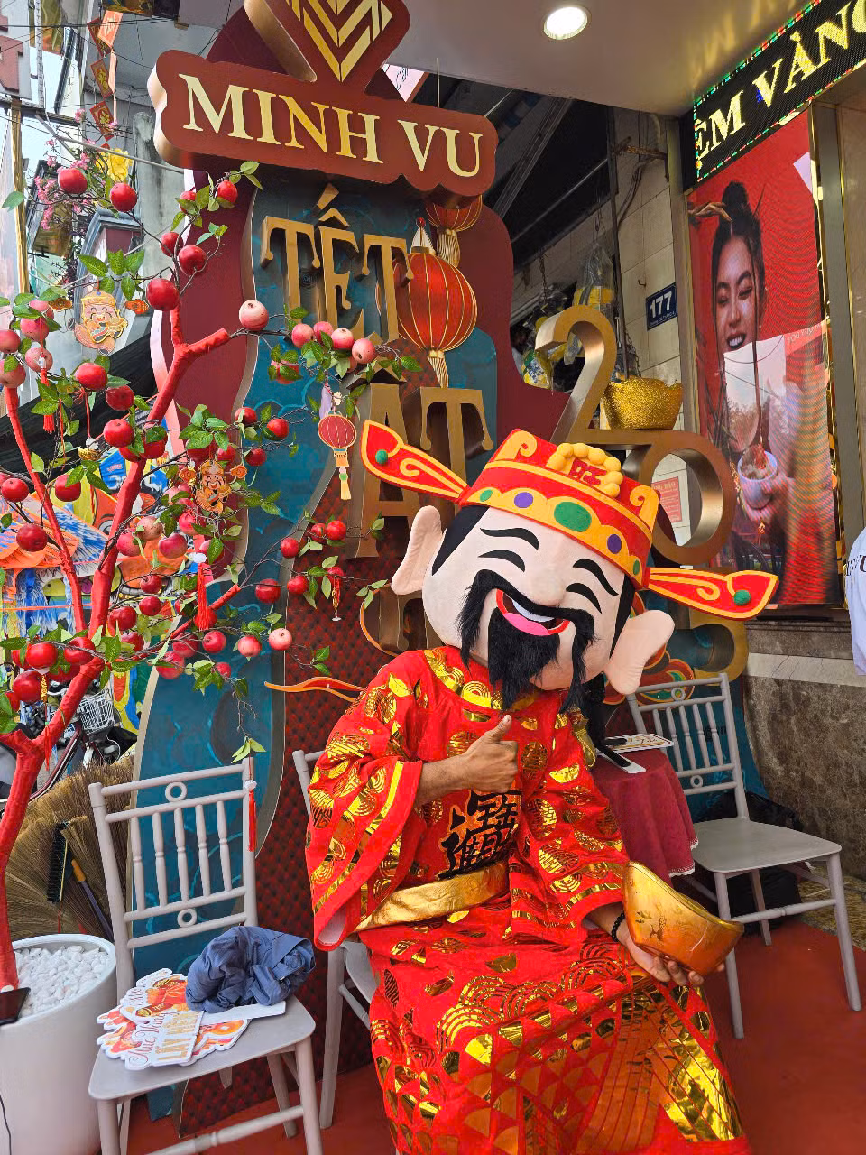 Còn theo đại diện quản trị một ngôi chùa ở quận Cái Răng, TP Cần Thơ, với người gốc Hoa, hầu như không ai cúng cá lóc nướng trong ngày vía thần Tài. Một người chuyên nghiên cứu văn hóa Nam Bộ ở Sóc Trăng cũng cho rằng tín ngưỡng thờ cúng thần Tài khi du nhập vào Nam Bộ cũng được các “lưu dân” vận dụng cho phù hợp với thực tiễn. Ở Nam Bộ, cá lóc rất gần gũi, phổ biến và có giá trị thiên nhiên ban tặng nên dâng cúng thần linh.