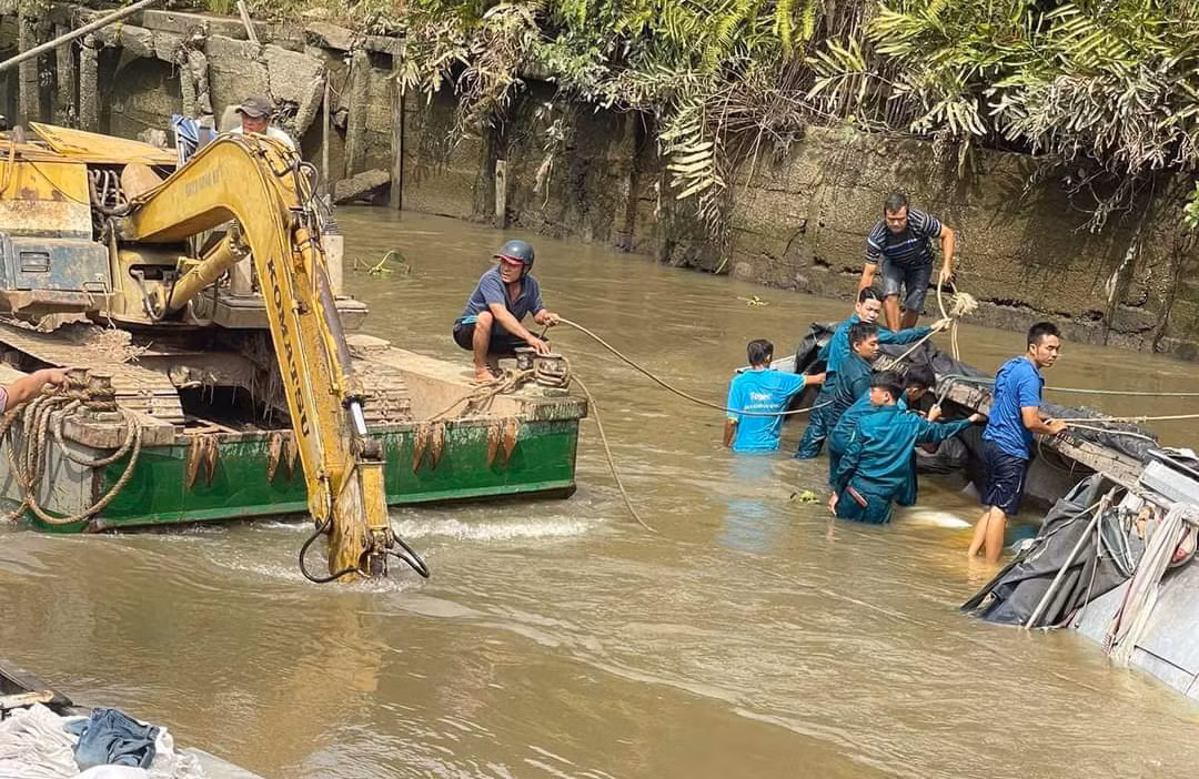 Lực lượng chức năng cùng người dân hỗ trợ khắc phục sự cố.