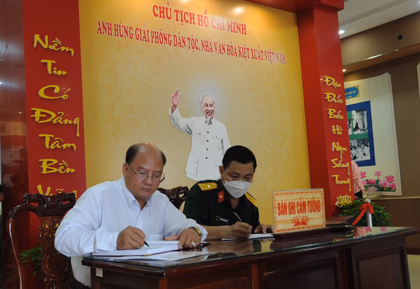 Đại biểu ghi cảm tưởng. Ảnh: CK