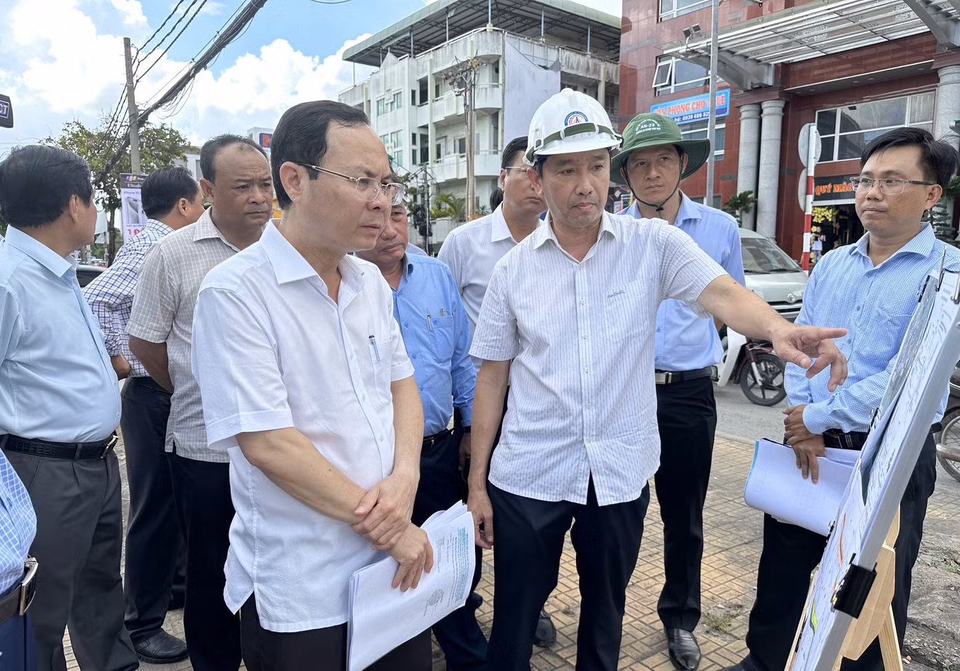 Bí thư Thành ủy Cần Thơ Nguyễn Văn Hiếu kiểm tra dự án.