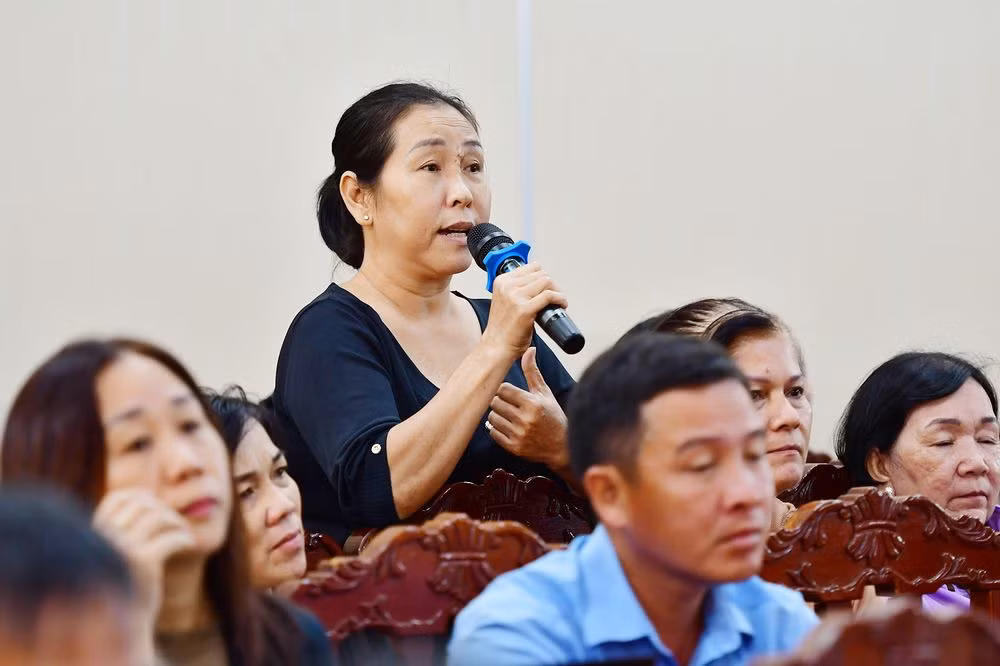 Cử tri phường Long Đức nêu kiến nghị. Ảnh: Bá Thi