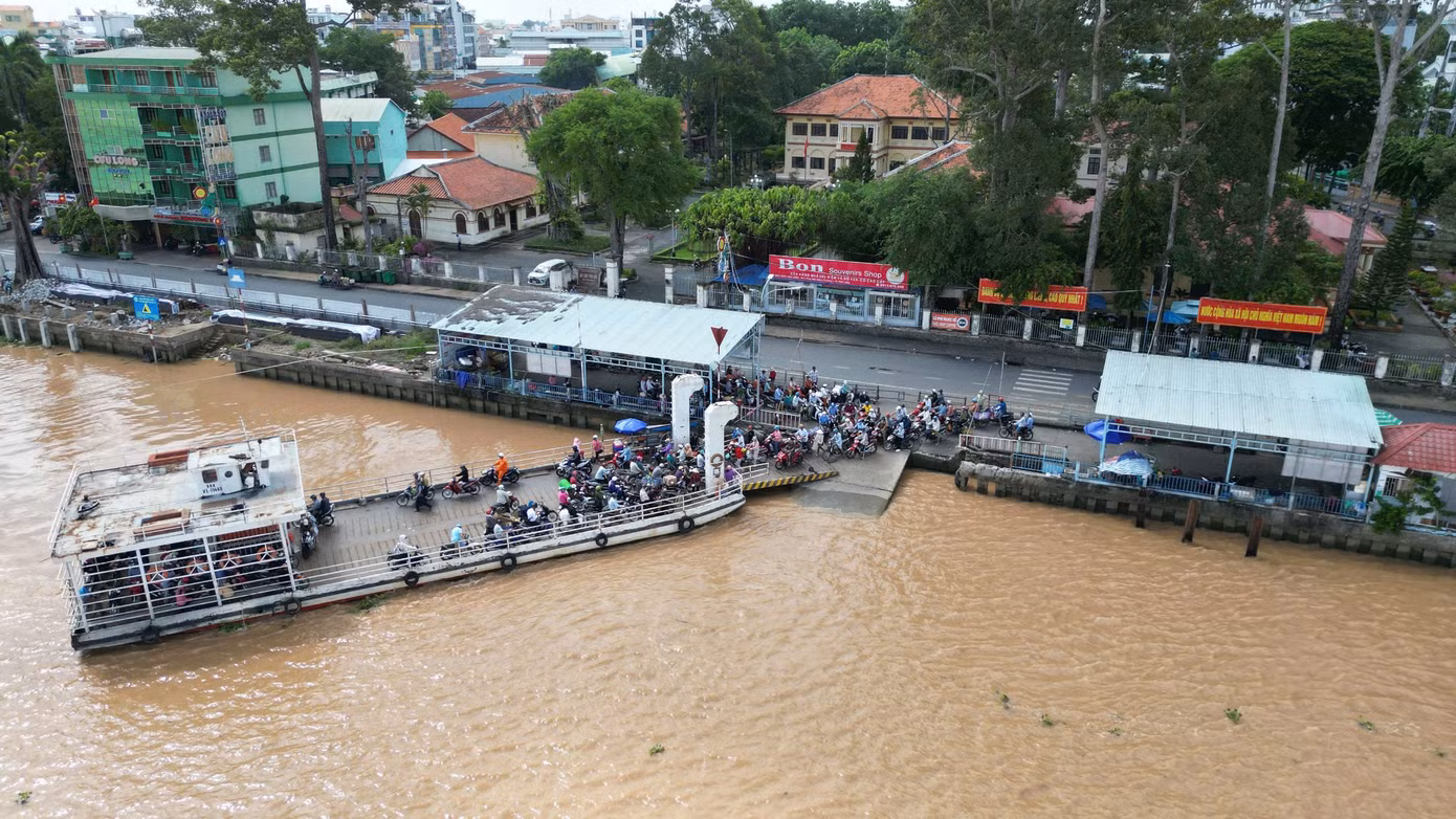 Bến phà An Bình qua sông Cổ Chiên, nối TP. Vĩnh Long với 4 xã cù lao thuộc huyện Long Hồ, hoạt động đã hàng chục năm nay, mỗi ngày chở hàng nghìn lượt người và phương tiện qua sông.