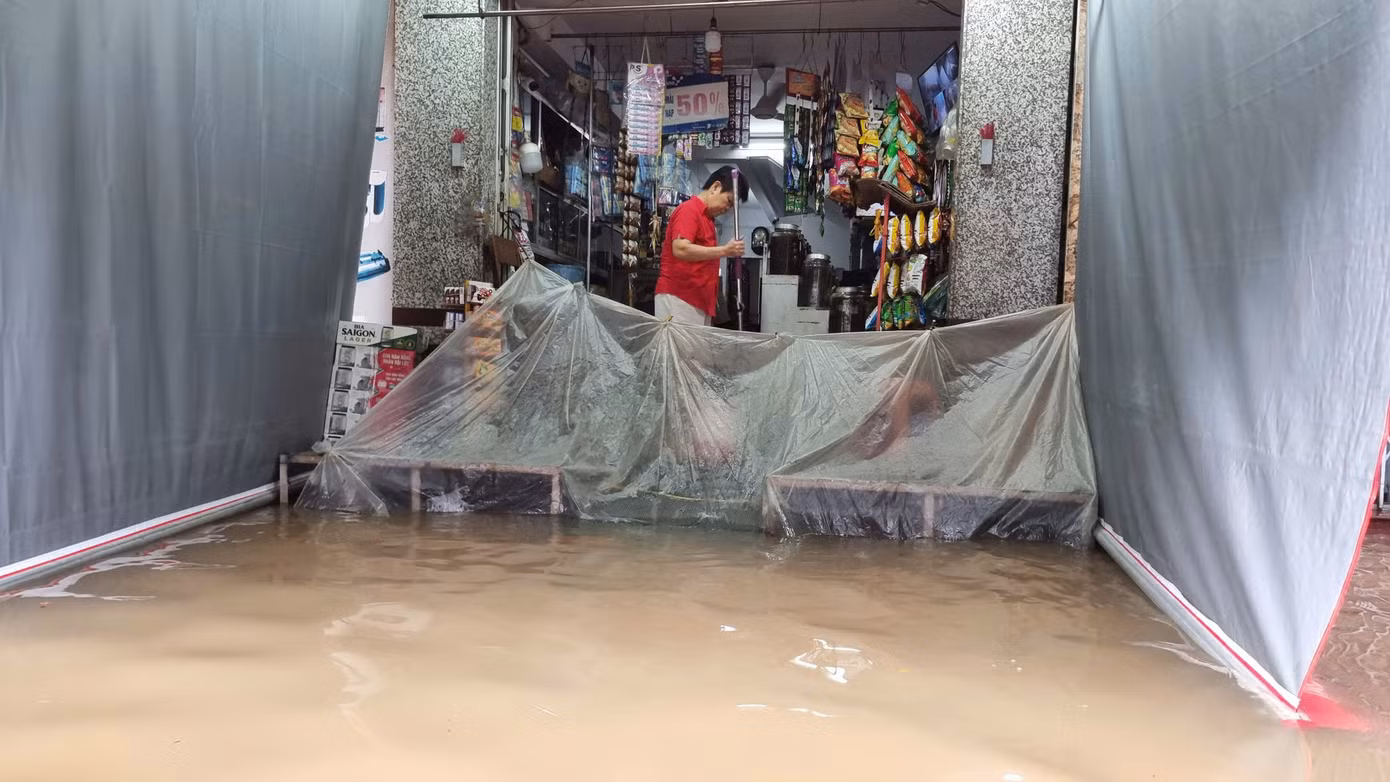 Ông Dũng, chủ cửa hàng điện máy ở khu vực bến Ninh Kiều cho biết, mực nước lần này cao nhất trong vòng 2 năm qua, đã xấp xỉ đợt triều cường cao nhất của năm 2022 (năm ghi nhận triều cường kỷ lục ở Cần Thơ - PV).