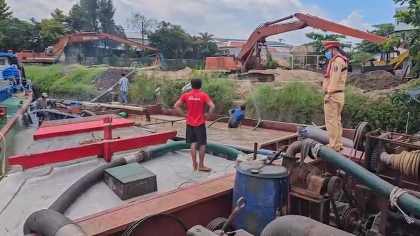 Phương tiện khai thác cát trái phép bị phát hiện tại phường 9, TP. Vĩnh Long.