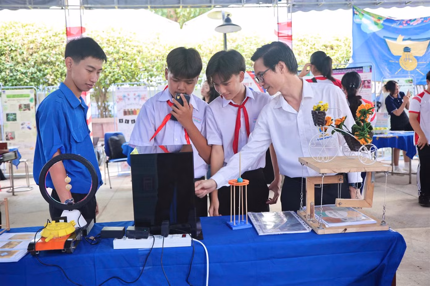 Triển lãm đường sách Trà Vinh nhân Ngày sách và Văn hóa đọc Việt Nam, trưng bày hơn 20.000 bản sách đầy đủ các thể loại về Việt Nam – Đất nước – Con người, về Chủ tịch Hồ Chí Minh, về chủ quyền biển đảo Việt Nam, Đại thắng mùa Xuân 1975… Triển lãm đường sách Trà Vinh nhân Ngày sách và Văn hóa đọc Việt Nam, trưng bày hơn 20.000 bản sách đầy đủ các thể loại về Việt Nam – Đất nước – Con người, về Chủ tịch Hồ Chí Minh, về chủ quyền biển đảo Việt Nam, Đại thắng mùa Xuân 1975…