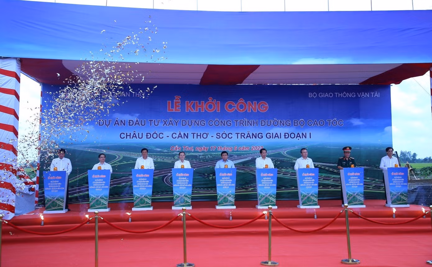 Bộ trưởng Bộ KH&amp;ĐT Nguyễn Chí Dũng cùng đại biểu thực hiện nghi thức khởi công tại điểm cầu Cần Thơ.