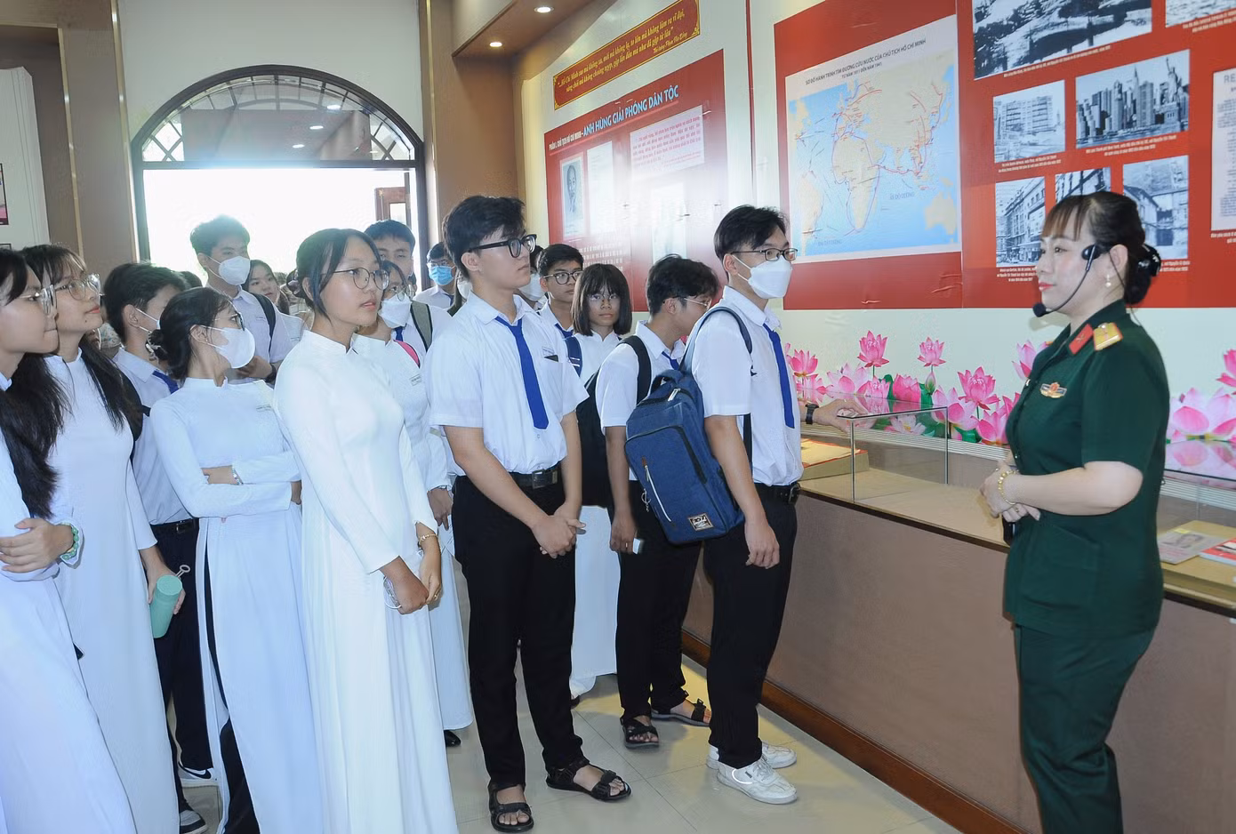 Học sinh Cần Thơ tham quan triển lãm. Ảnh: CK.