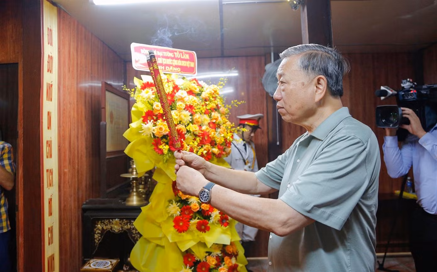 Chủ tịch nước Tô Lâm dâng hương. Ảnh: Phương An