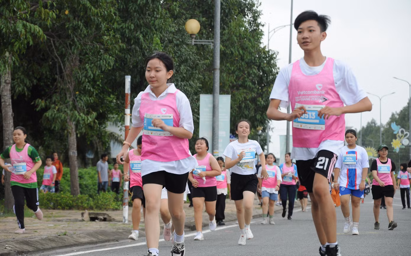 Vận động viên chạy tại Mekong Delta Marathon lần thứ IV năm 2023. Ảnh: CK