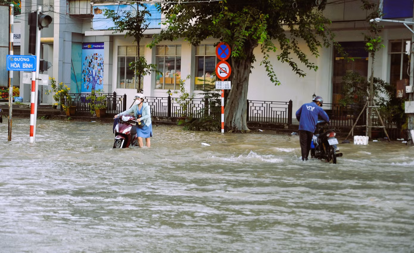 Giao lộ Hòa Bình - Ngô Quyền.