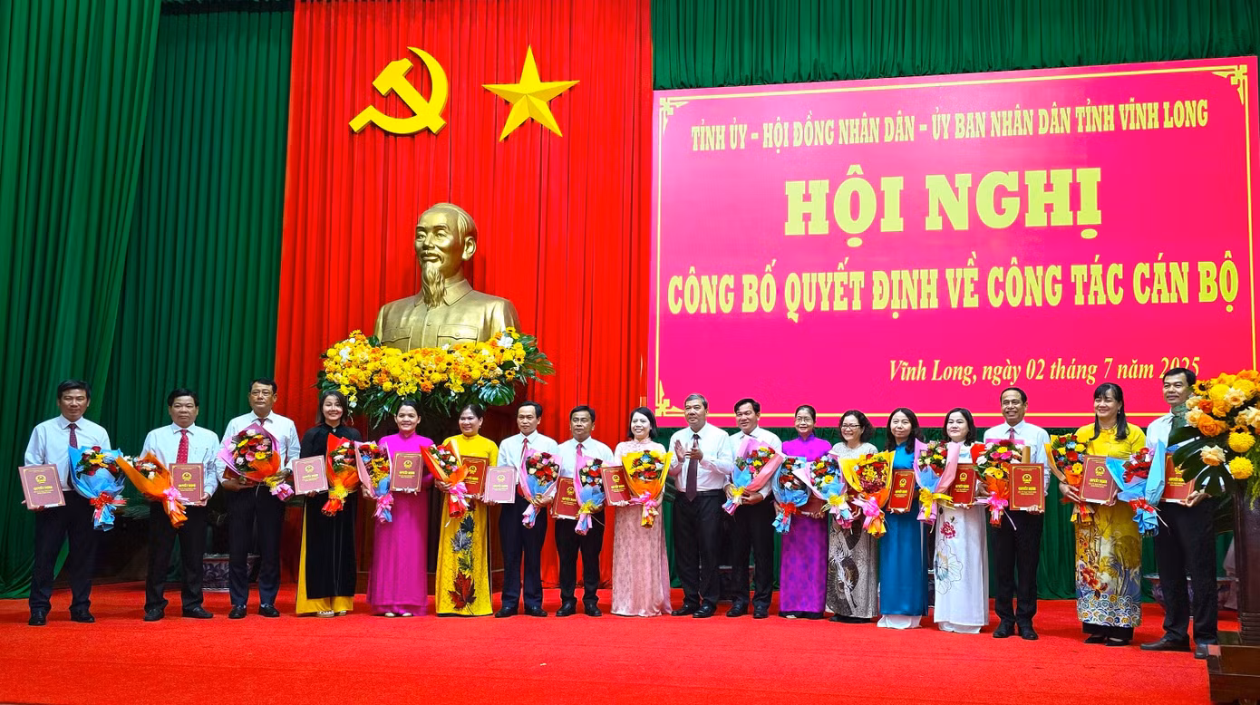 Lãnh đạo tỉnh Vĩnh Long trao quyết định cho các lãnh đạo sở ngành. Ảnh: CK