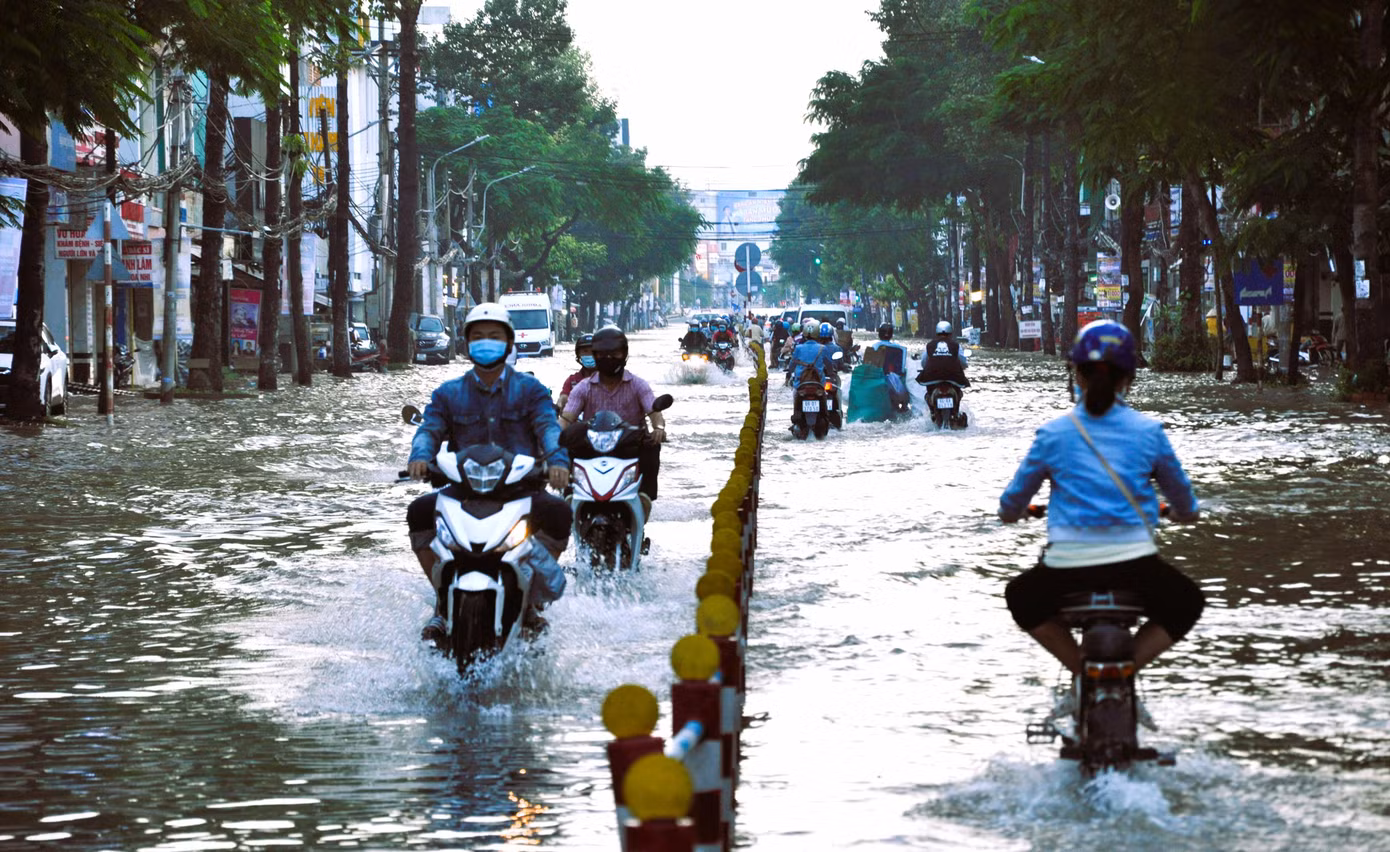 Khoảng gần 6h sáng, nhiều tuyến đường bắt đầu bị nước "tấn công". Trong ảnh: đường Trần Hưng Đạo.