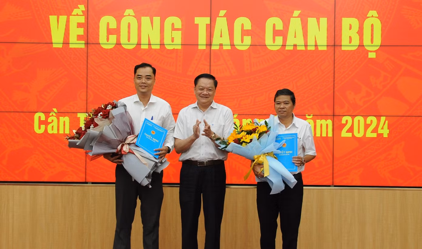 Phó Chủ tịch UBND TP. Cần Thơ - Dương Tấn Hiển trao quyết định cho hai tân phó giám đốc sở. Ảnh: CK