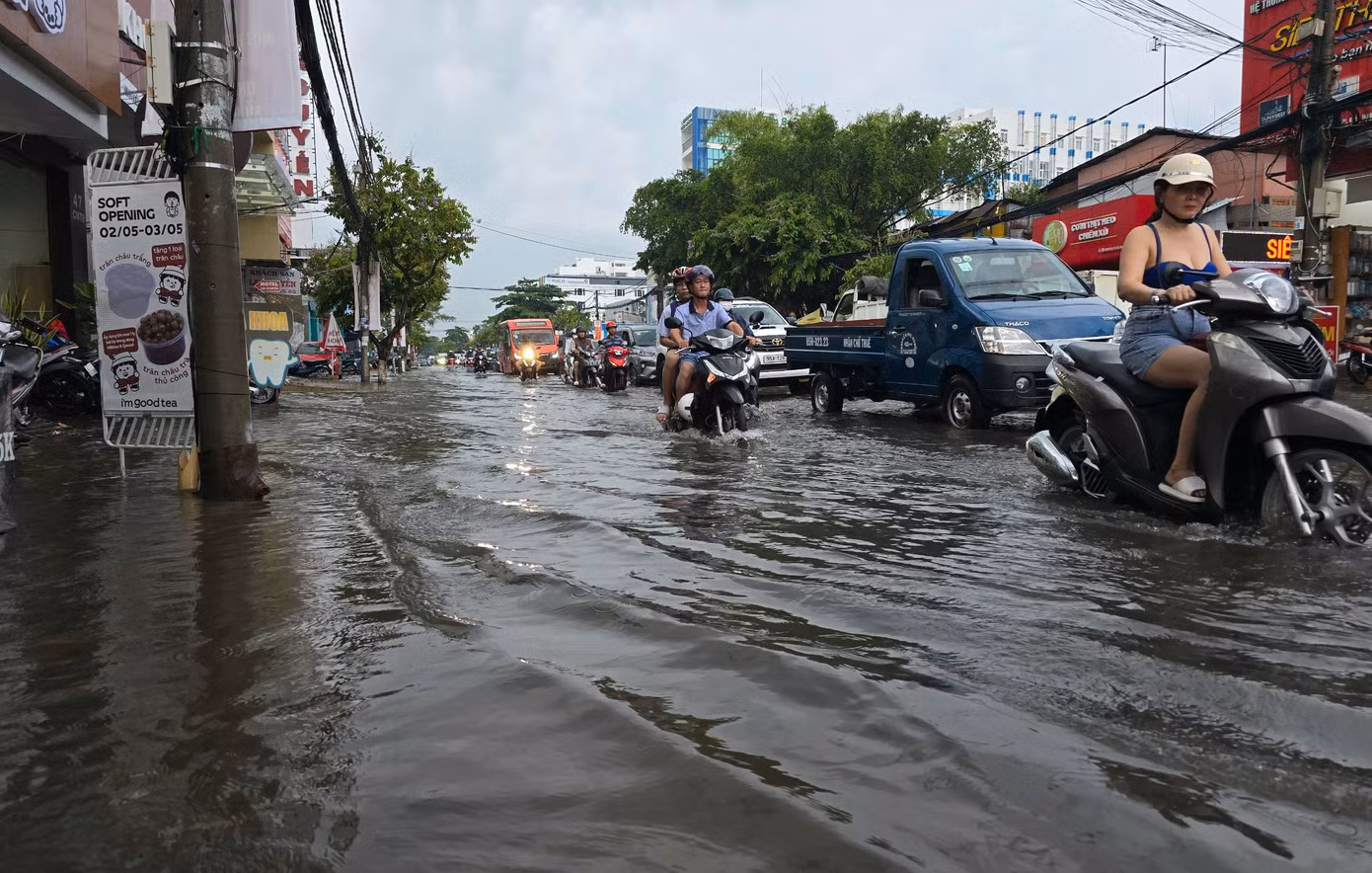 Đường Cách Mạng Tháng Tám (Ninh Kiều, Cần Thơ) ngập sâu sau trận mưa lớn đầu mùa. Ảnh: CK