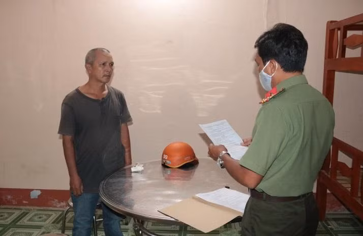Cơ quan chức năng tống đạt các quyết định tố tụng hình sự đối với Trần Hữu Thắng (ảnh trái) và Nguyễn Trọng Tính.