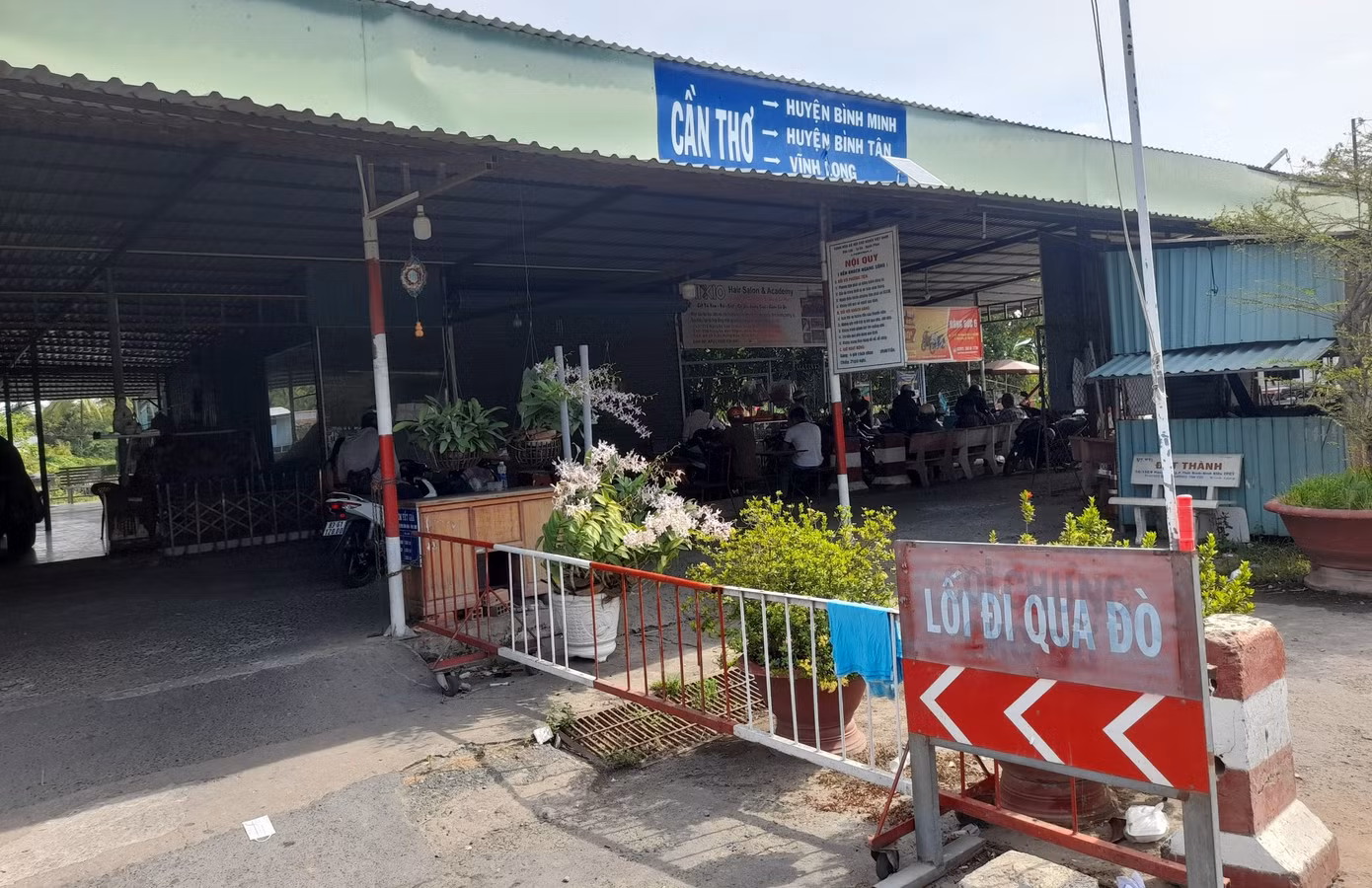 Bến phà phục vụ người dân hai bờ sông Hậu qua lại mỗi ngày. Ảnh: CK