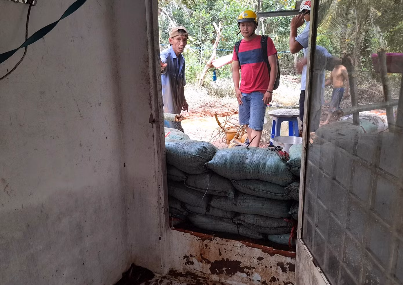 Người dân khu vực 3 sông Hậu, phường Cái Khế, quận Ninh Kiều đắp bờ ngăn nước tràn vào nhà. Người dân khu vực 3 sông Hậu, phường Cái Khế, quận Ninh Kiều đắp bờ ngăn nước tràn vào nhà.