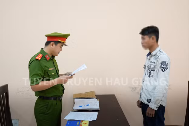 Cơ quan điều tra tống đạt các quyết định đối với Lê Quang Tiền. Ảnh: Thế Phong