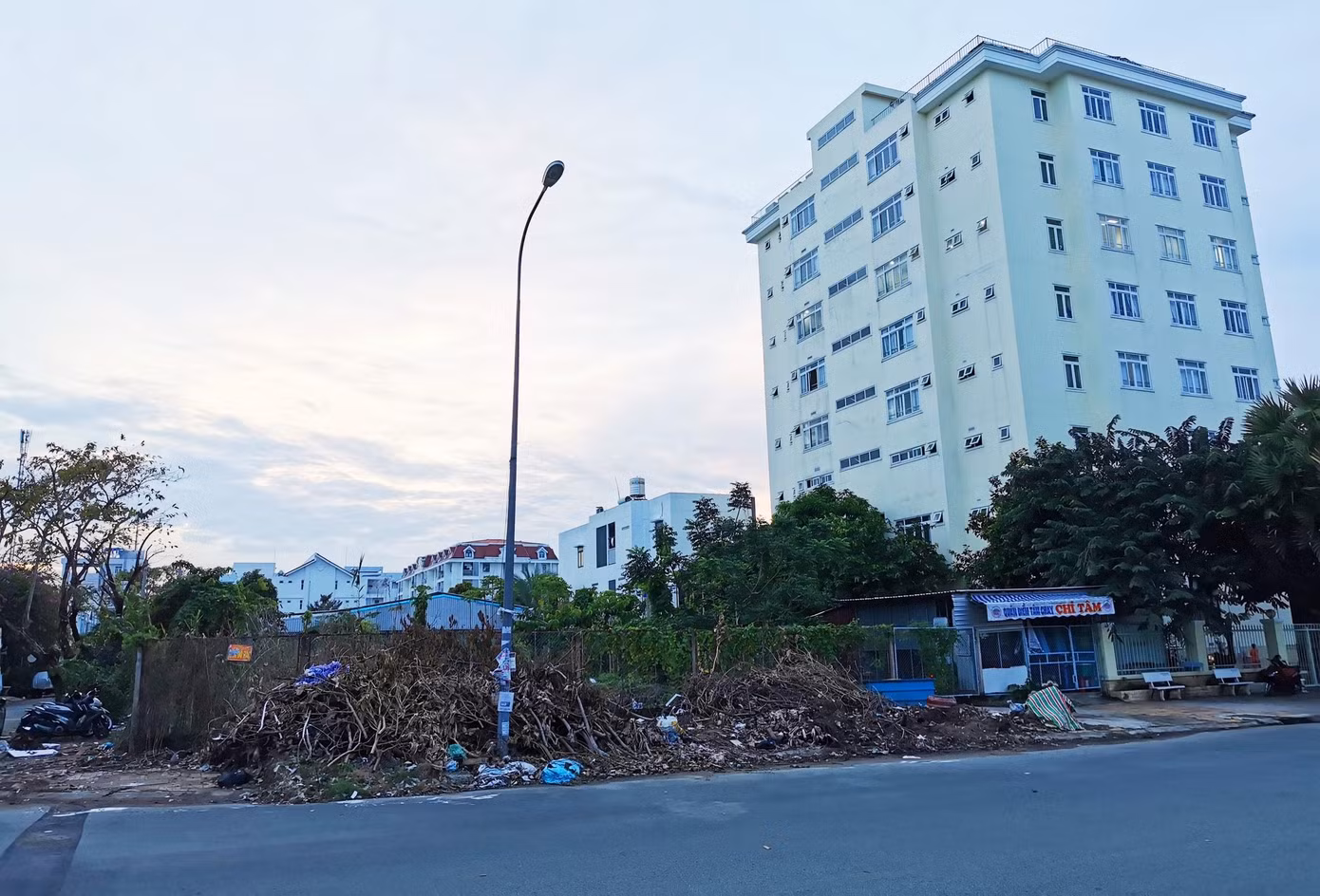 Khu đất nằm ngay phía sau tòa nhà trụ sở CADIF, được xem là khu ‘đất vàng’, có vị trí đắc địa ở cửa ngõ vào TP Cần Thơ. Ảnh: TL