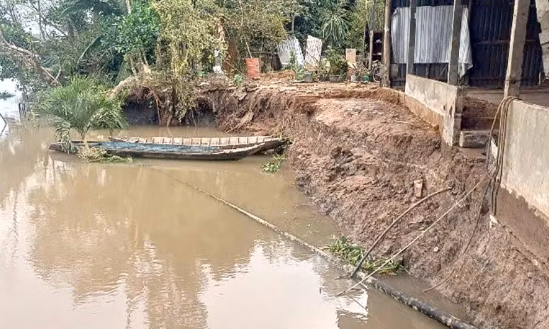 Trong vài ngày tại huyện Châu Thành, tỉnh Hậu Giang đã xảy ra 4 vụ sạt lở.