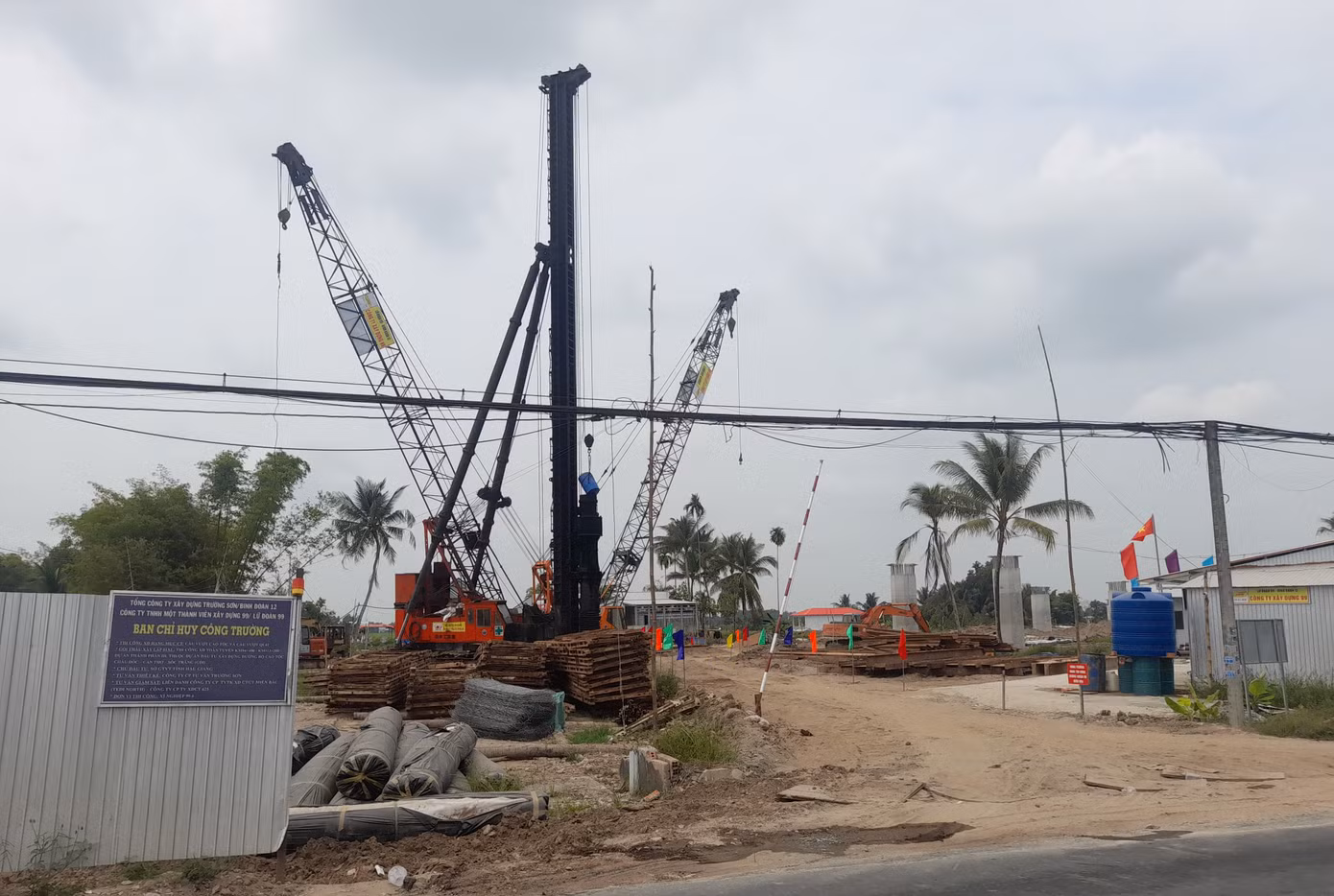 Dự án Châu Đốc - Cần Thơ - Sóc Trăng đoạn qua Hậu Giang (dự án thành phần 3) cũng đã có nguồn cát từ An Giang. Ông Mai Văn Tân – Giám đốc Sở GTVT Hậu Giang (chủ đầu tư dự án) cho biết, với khối lượng cát An Giang cung cấp khoảng 2,6 triệu m3, trong khi dự án qua tỉnh cần 6 triệu m3, Hậu Giang đang tiếp tục tìm nguồn hỗ trợ từ các tỉnh khác.