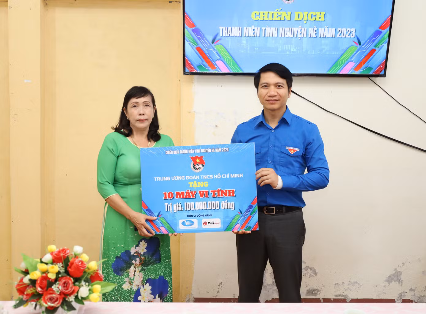 Bí thư Thường trực T.Ư Đoàn Nguyễn Ngọc Lương tặng 10 máy tính cho Trường Tiểu học Phú Hưng A, xã Phú Hưng, huyện Cái Nước.