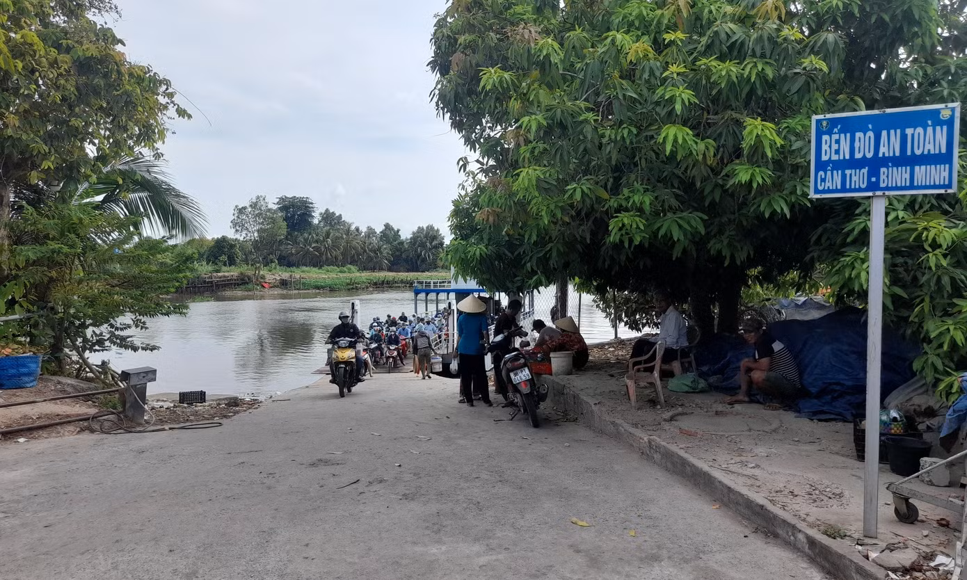 Phà từ Bình Minh cập bến phía Cần Thơ. Ảnh: CK