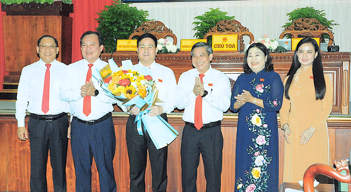 Lãnh đạo Tỉnh ủy, HĐND, UBND tỉnh Hậu Giang chúc mừng ông Trần Văn Huyến (cầm hoa).