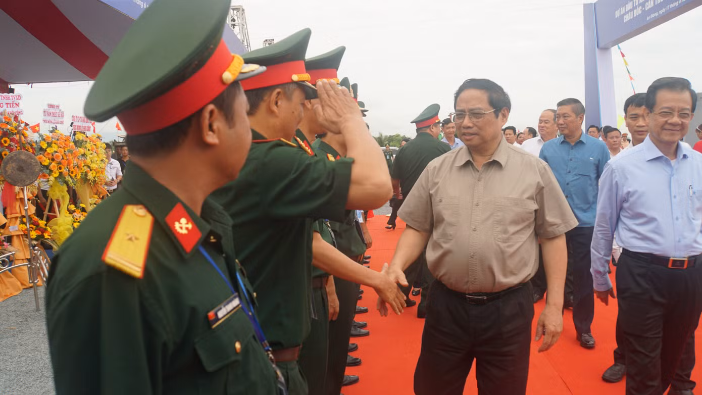 Thủ tướng thăm hỏi đơn vị thi công.