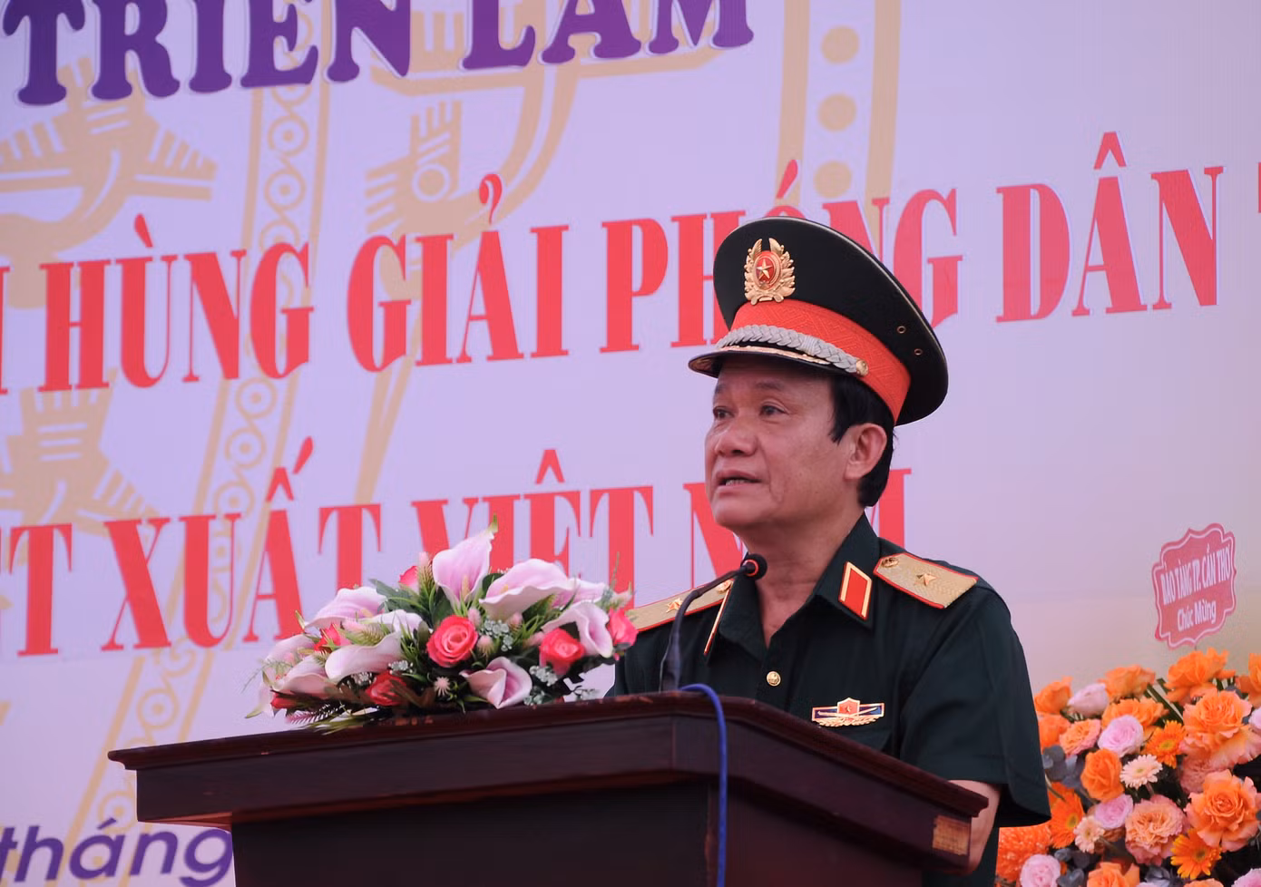Thiếu tướng Hồ Văn Thái - Chính ủy Quân khu 9 phát biểu khai mạc triển lãm. Ảnh: CK