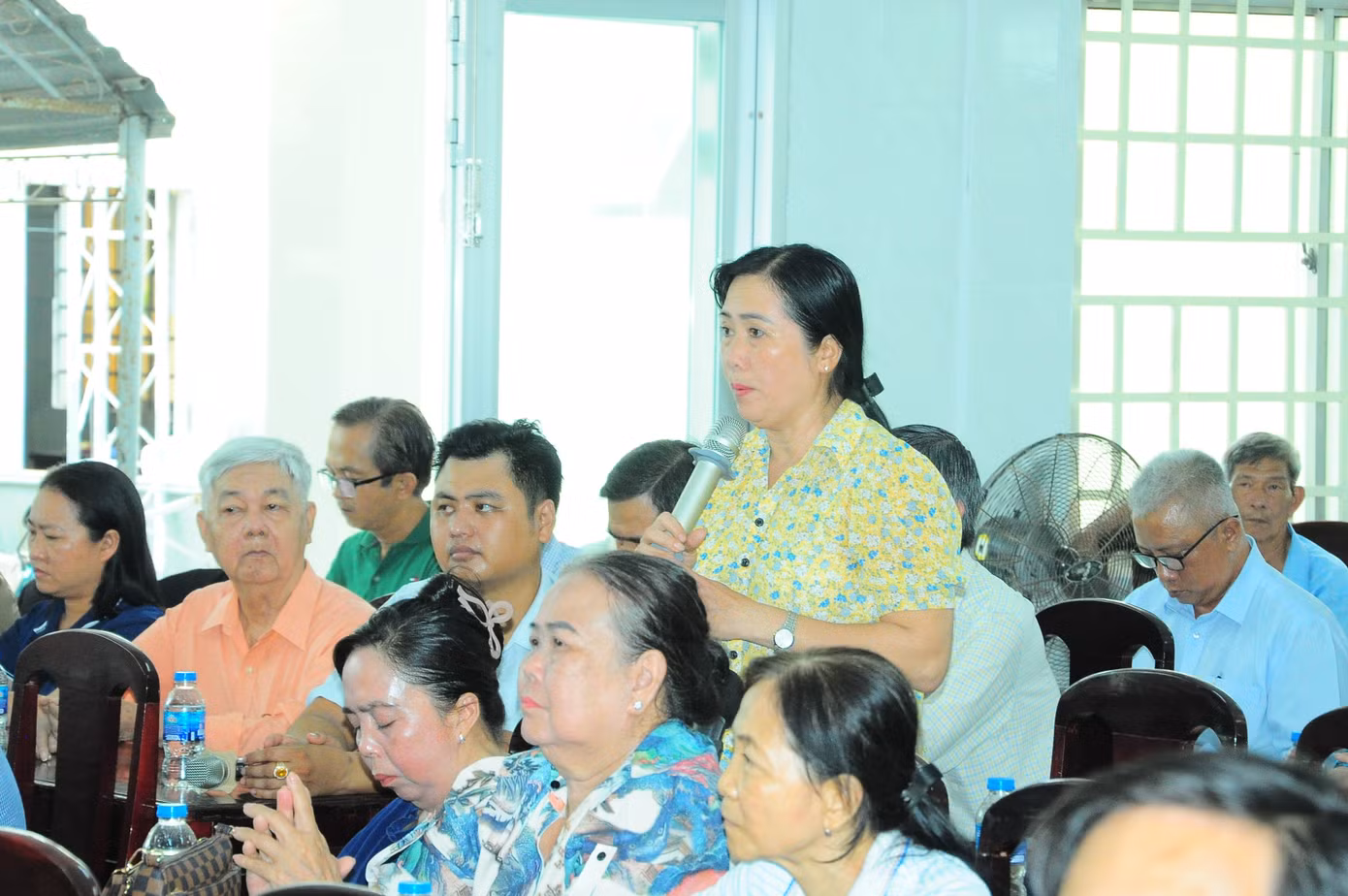 Cử tri nêu ý kiến. Ảnh: CK