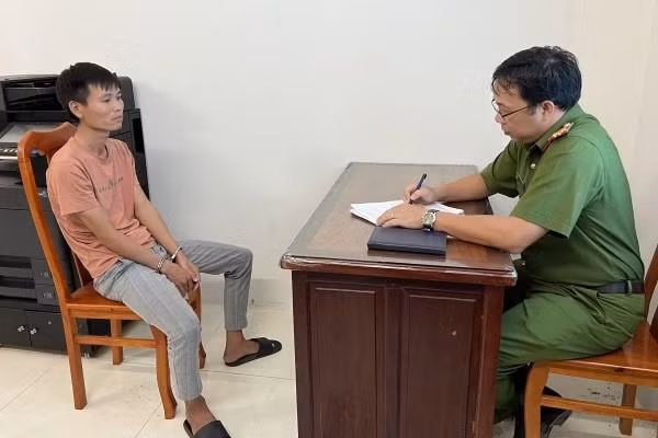 Nguyễn Hữu Dương tại cơ quan công an.