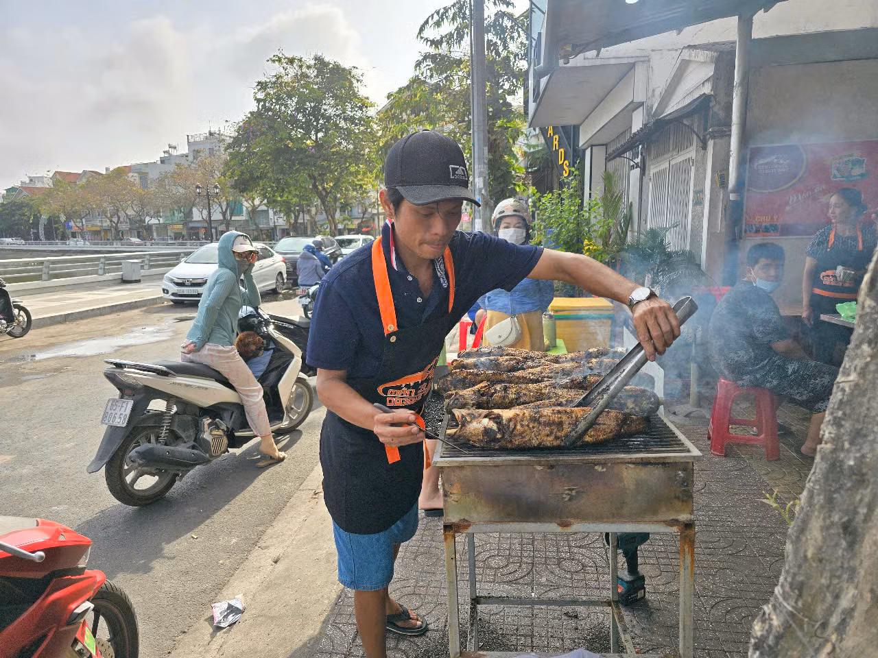 Mặt hàng không thể thiếu trong ngày vía thần Tài là cá lóc nướng (quán cá lóc nướng tại đường Huỳnh Cương, quận Ninh Kiều, TP. Cần Thơ).