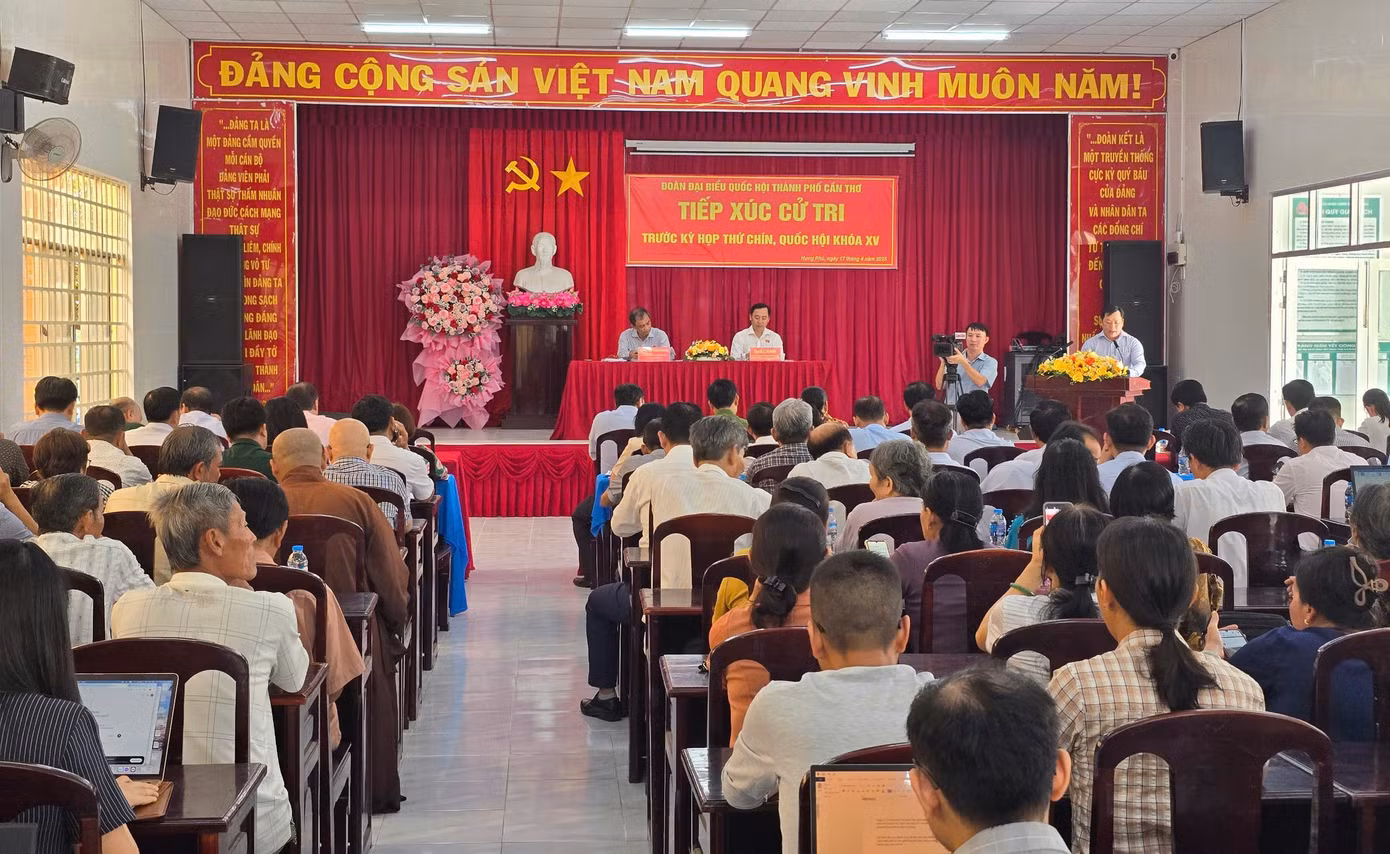Quang cảnh buổi tiếp xúc cử tri phường Hưng Phú. Ảnh: CK