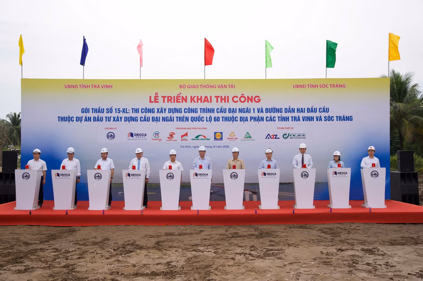 Đại biểu thực hiện nghi thức triển khai thi công cầu Đại Ngãi 1.