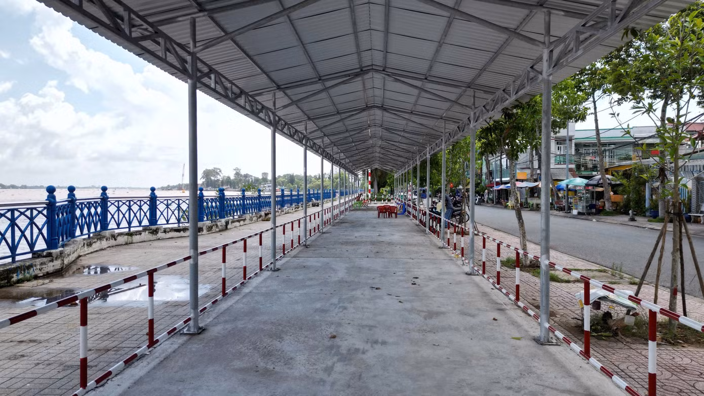 Khu vực nhà chờ tại bến phà tạm.