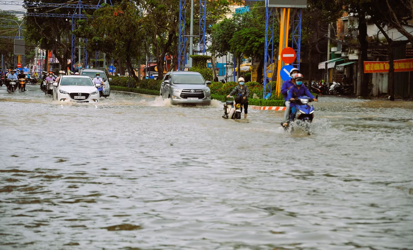 Đại lộ Hòa Bình, tuyến đường trung tâm tại quận Ninh Kiều ngập sâu.