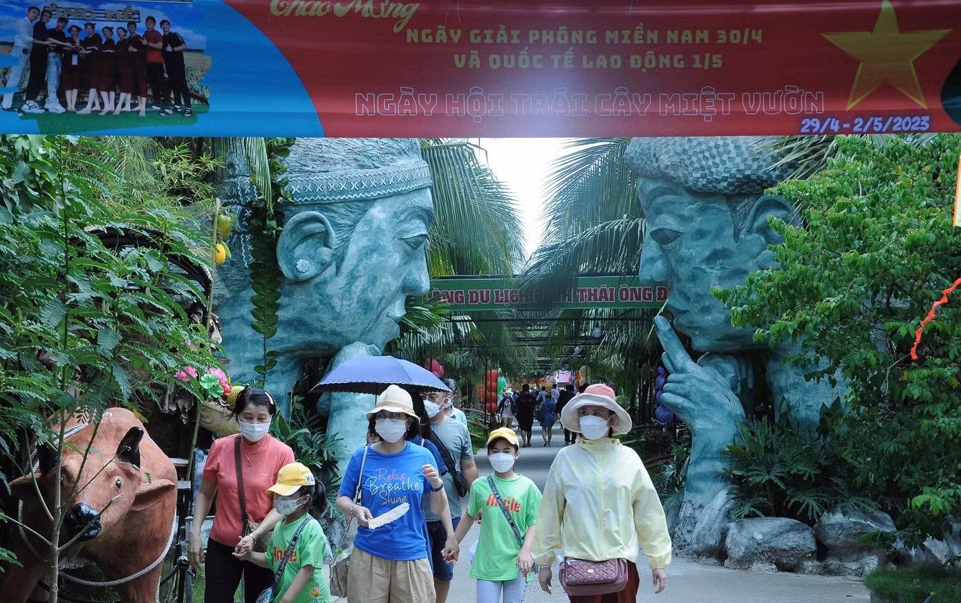 Du khách tham quan khu du lịch sinh thái ở huyện Phong Điền, thành phố Cần Thơ. Ảnh: Cảnh Kỳ.