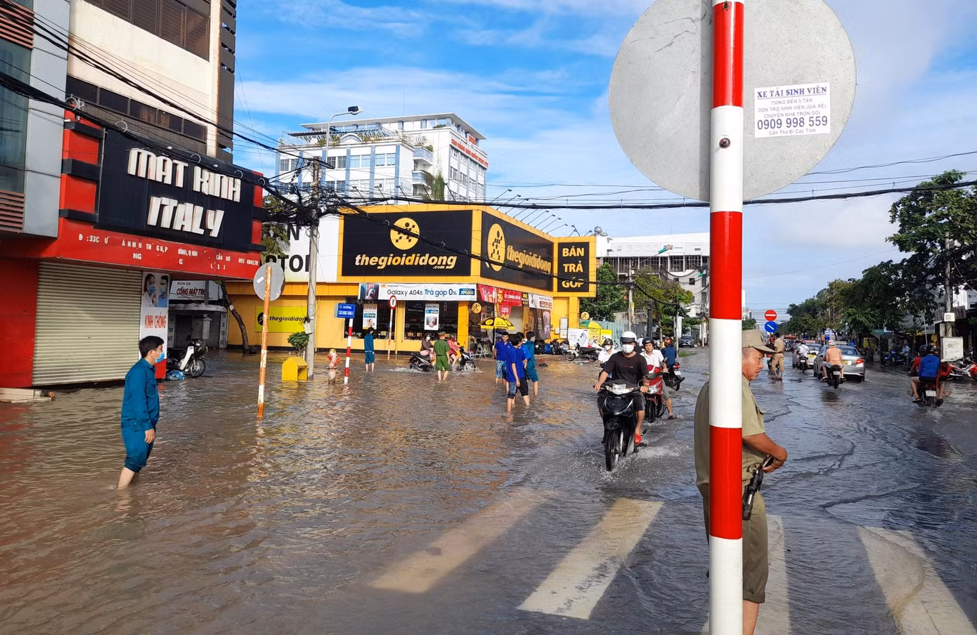 Các lực lượng được huy động túc trực để điều tiết giao thông, xử lý sự cố, giúp dân lưu thông.