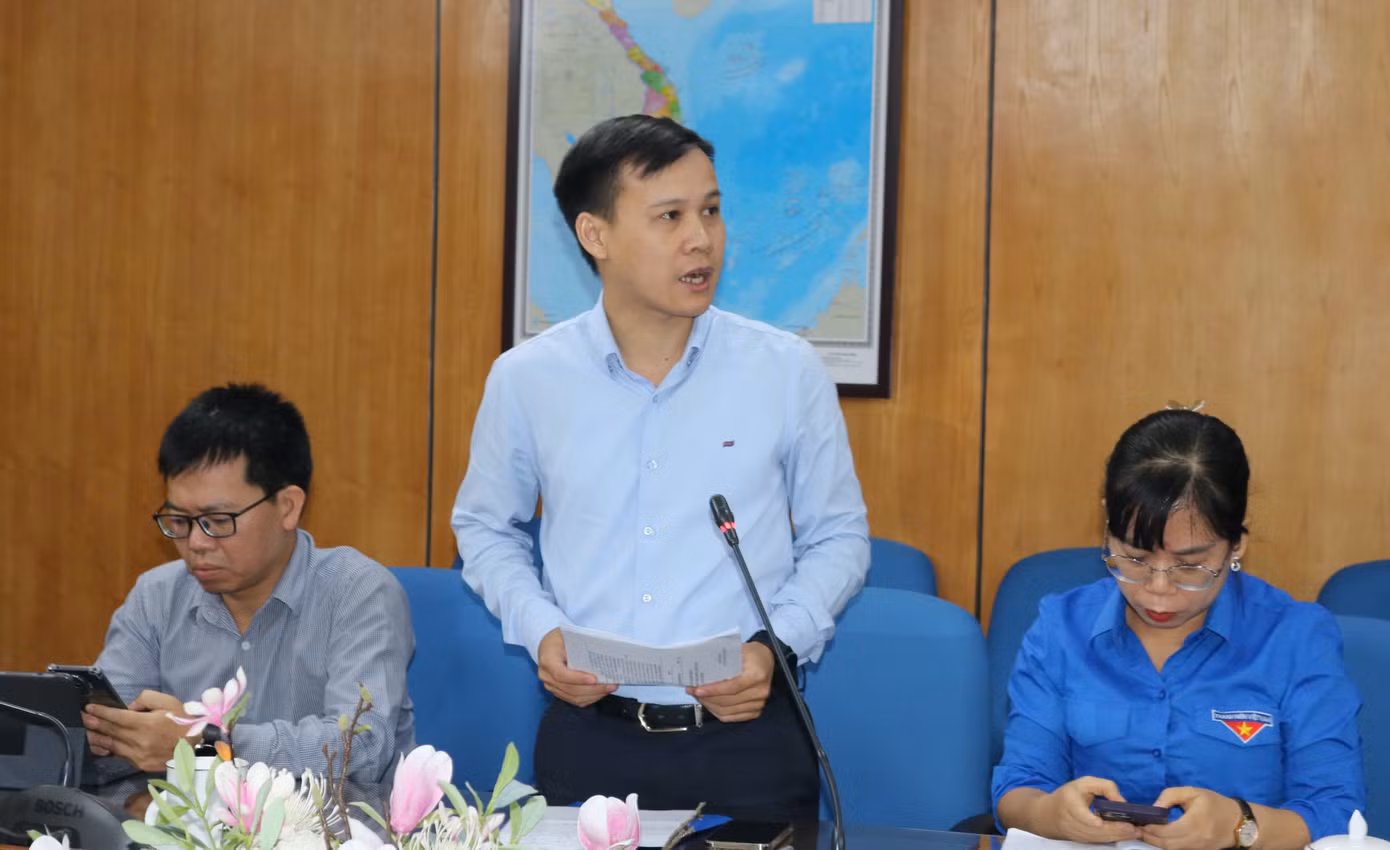 Đại biểu trao đổi tại hội nghị.