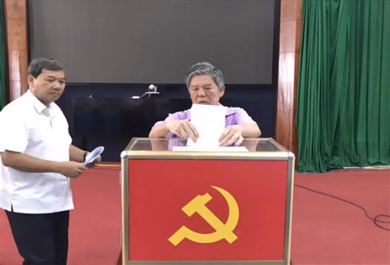 Bí thư Tỉnh ủy Trà Vinh Ngô Chí Cường bỏ phiếu kín quy hoạch cán bộ. Ảnh: Xuân Kha