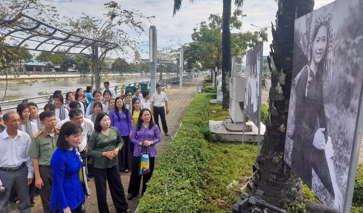 Đại biểu tham quan triển lãm.
