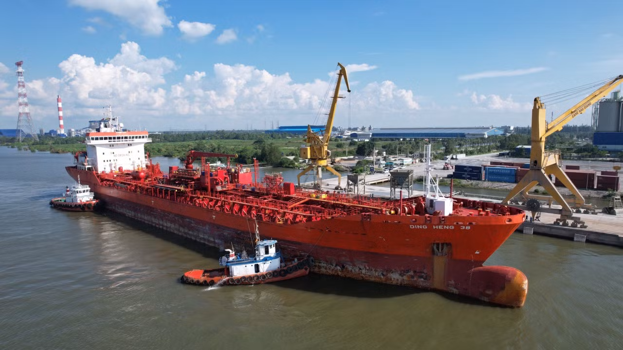 Tàu theo luồng sông Hậu cập cảng tại Hậu Giang.