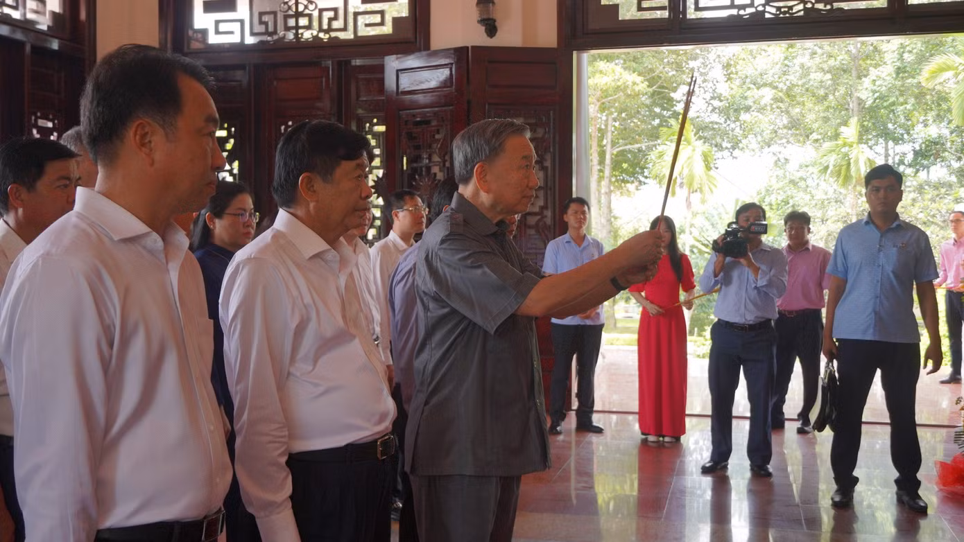 Chủ tịch nước dâng hương tại Khu tưởng niệm Chủ tịch Hội đồng Bộ trưởng Phạm Hùng.