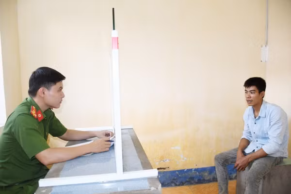 Công an làm việc với Tiến. Ảnh: H.Giang.